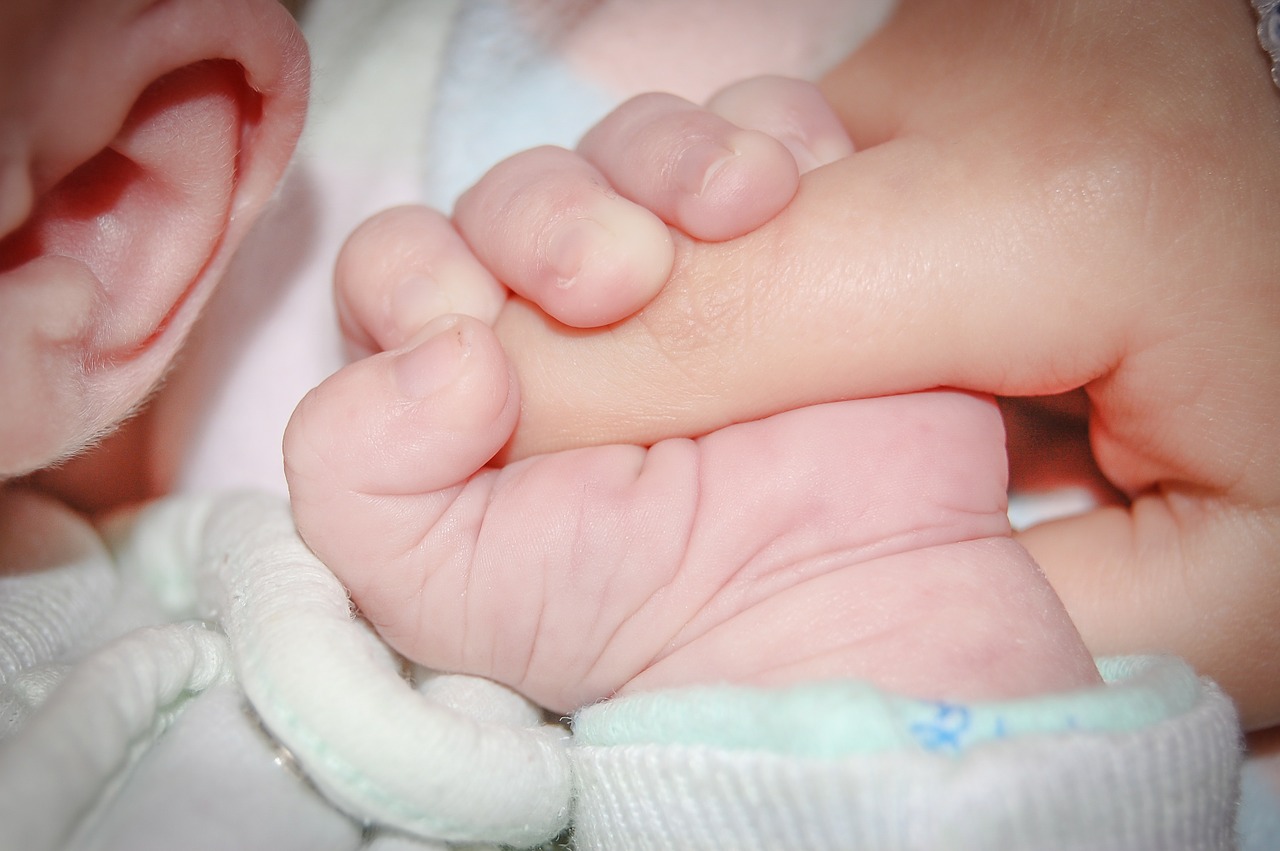 Peut-on remplacer le lait maternel dès les premiers jours de bébé ?